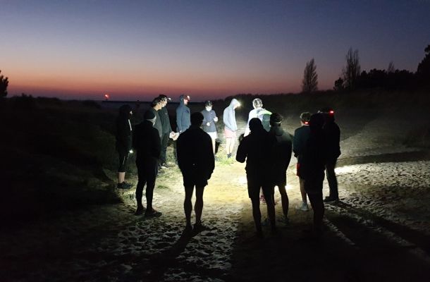 Candidats sur la plage pendant un stage de préparation