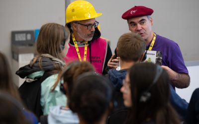 Des bénévoles assurant la mission de guide pendant les finales régionales des Olympiades des métiers