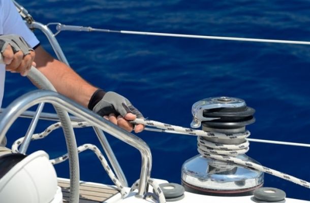 Une femme en bucheronnage