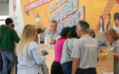 Des volontaires accueillant des visiteurs sur les finales régionales des Olympiades des métiers