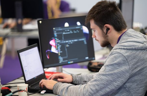 Un participant aux olympiades en train de coder sur son ordinateur